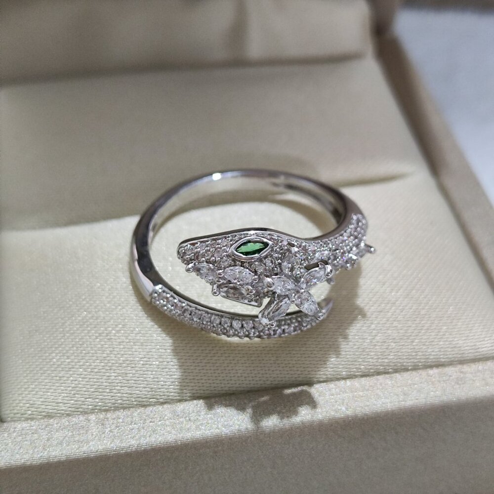 Bvlgari Serpenti Series Emerald Eye Diamond Snake Ring - Picture 11 of 11